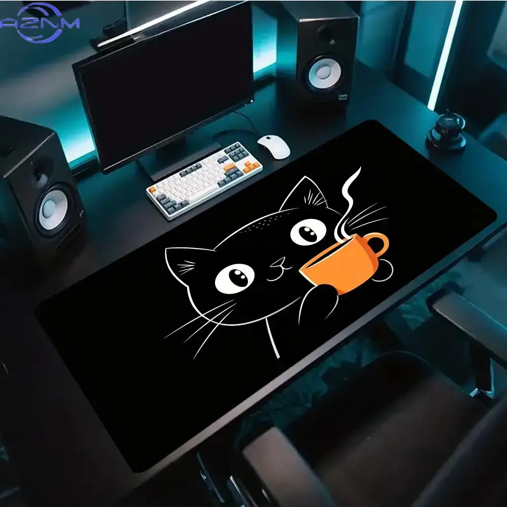 Desk Setup Art - かわいい線画の猫がコーヒーカップを手に持っているデザインの、大型ゲーミングマウスパッド。滑り止め加工が施されたゴム製のデスクマットで、PC、ノートパソコン、オフィス、自宅でのゲーム環境に最適。